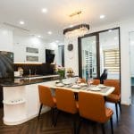 Thiết kế nội thất phòng bếp với tủ có bàn đảo